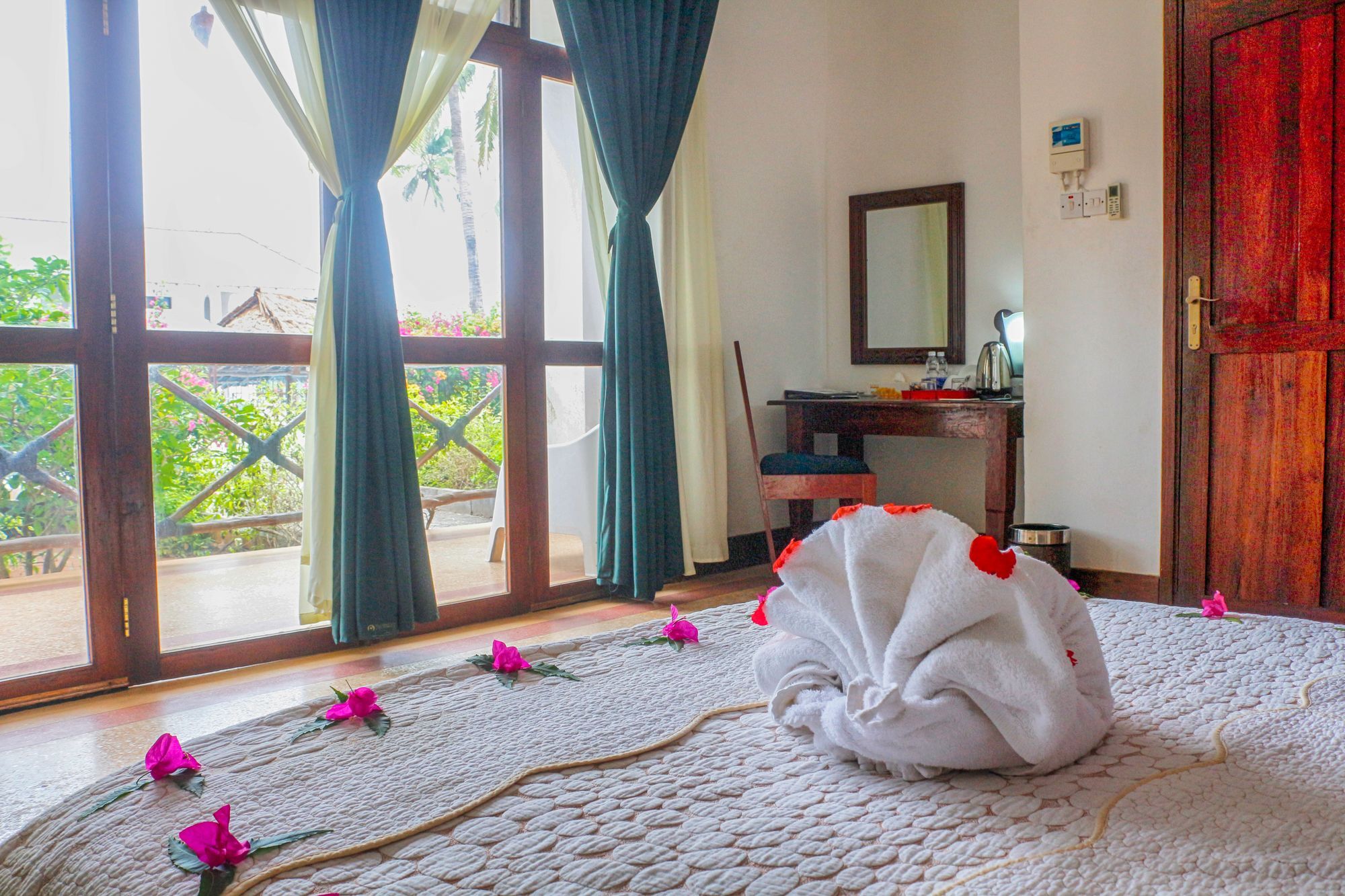 African Sun Sand Sea Beach Resort & Spa Bwejuu Buitenkant foto