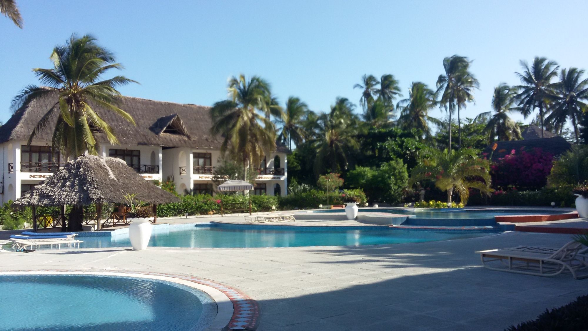 African Sun Sand Sea Beach Resort & Spa Bwejuu Buitenkant foto