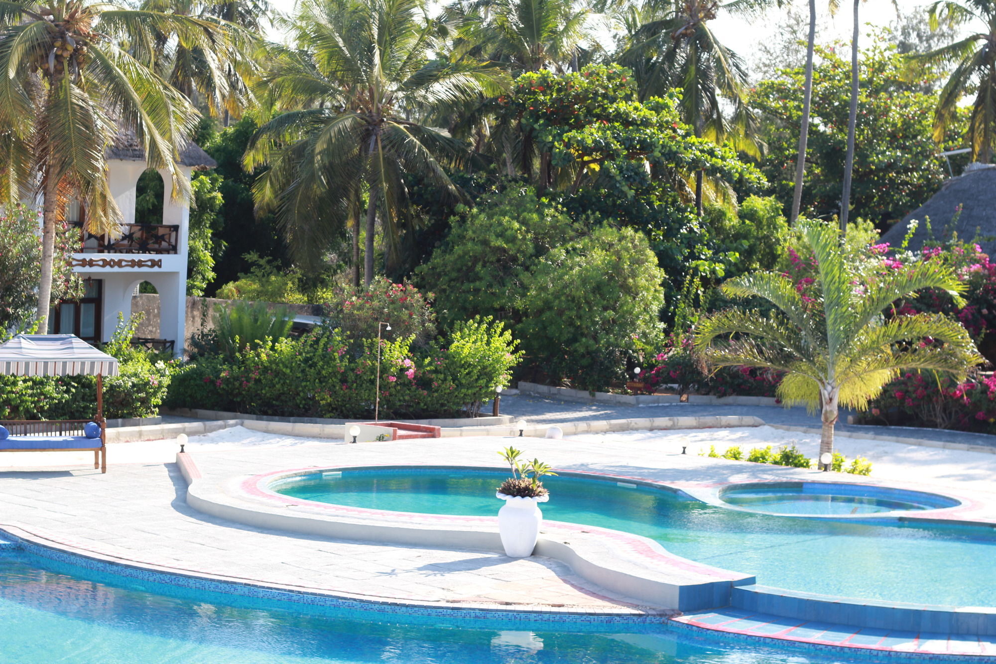 African Sun Sand Sea Beach Resort & Spa Bwejuu Buitenkant foto