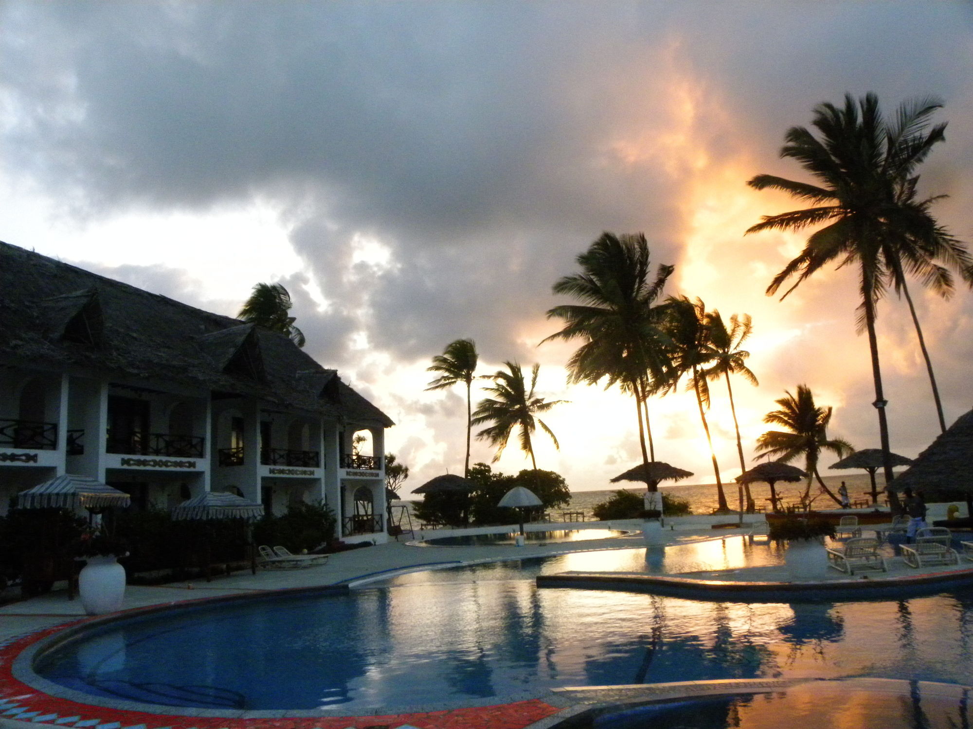 African Sun Sand Sea Beach Resort & Spa Bwejuu Buitenkant foto